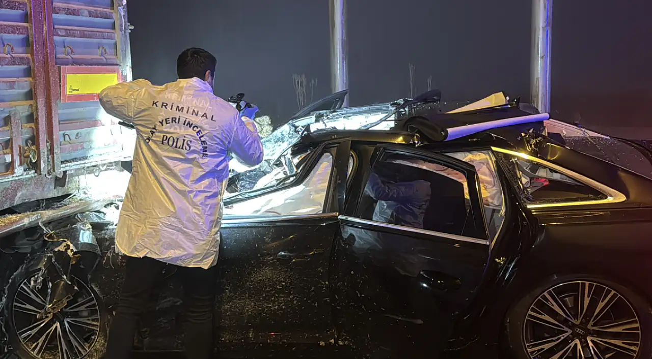 Otomobil TIR'a çarptı, 4 kişi hayatını kaybetti!