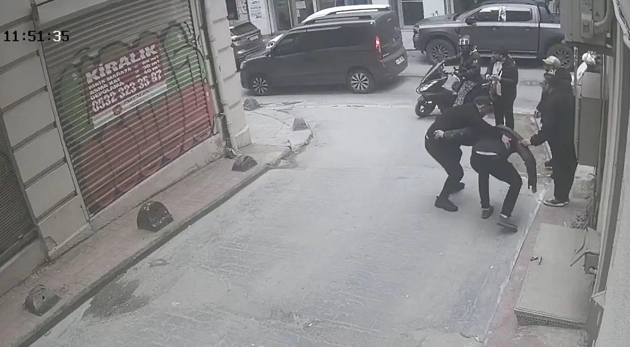 Kaldırımda yürürken dehşeti yaşadı: Başına 7 dikiş atıldı