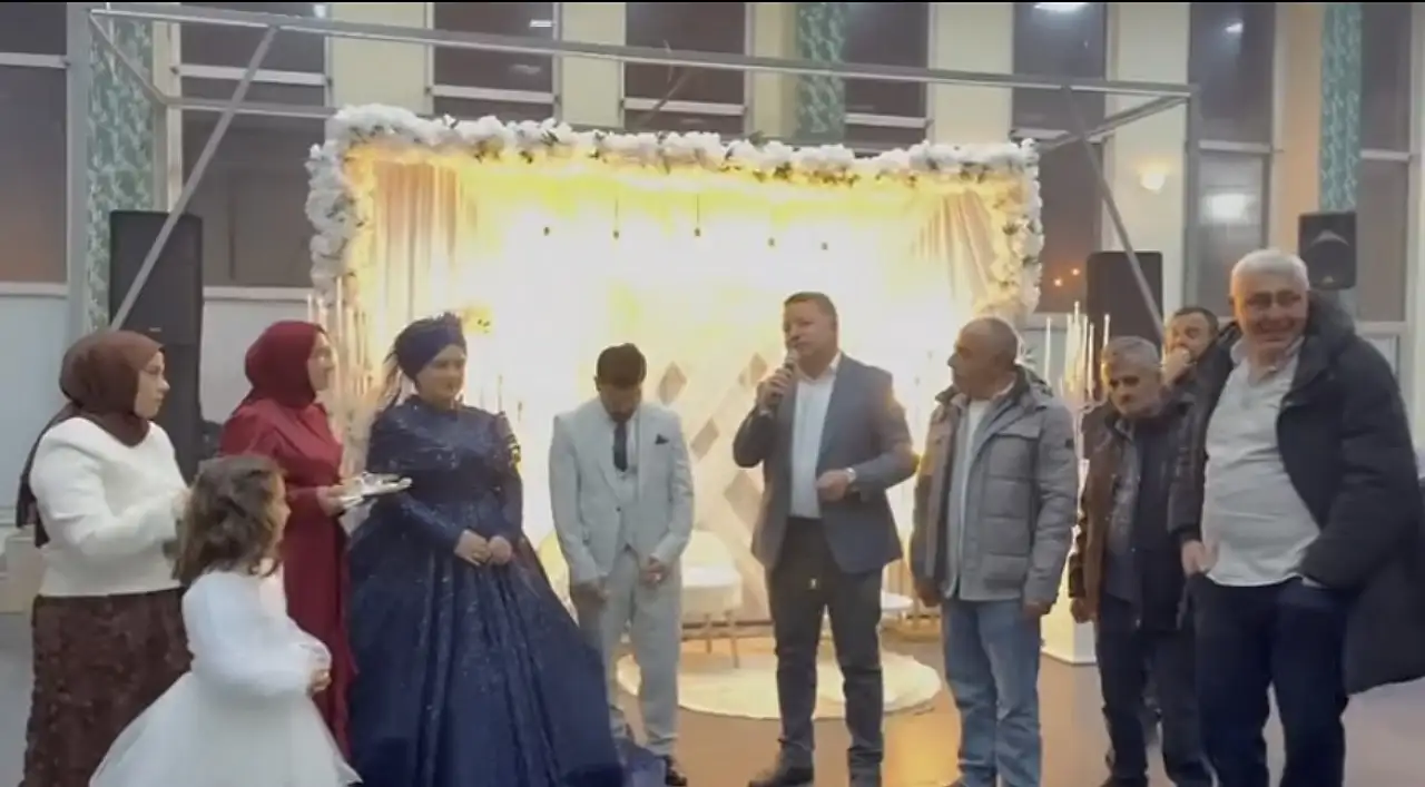 Konyalı başkan kız isteme törenine katılmıştı: Genç çifti nişanında da yalnız bırakmadı