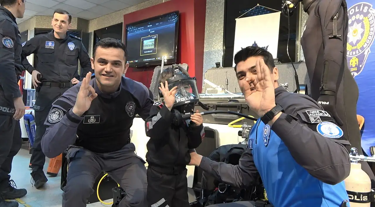 Tarihi polis kıyafetleri sergisi ilgi odağı oldu