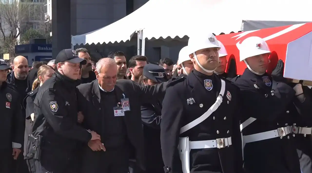 Acılı baba yanından ayrılmadı: Şehit polis için yürek yakan veda