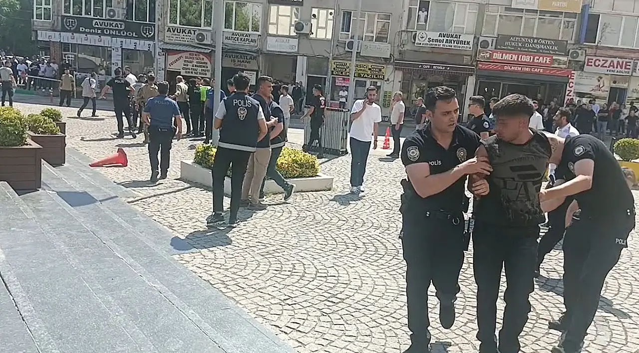 Adliyede kavga 1'i polis, 3 yaralı