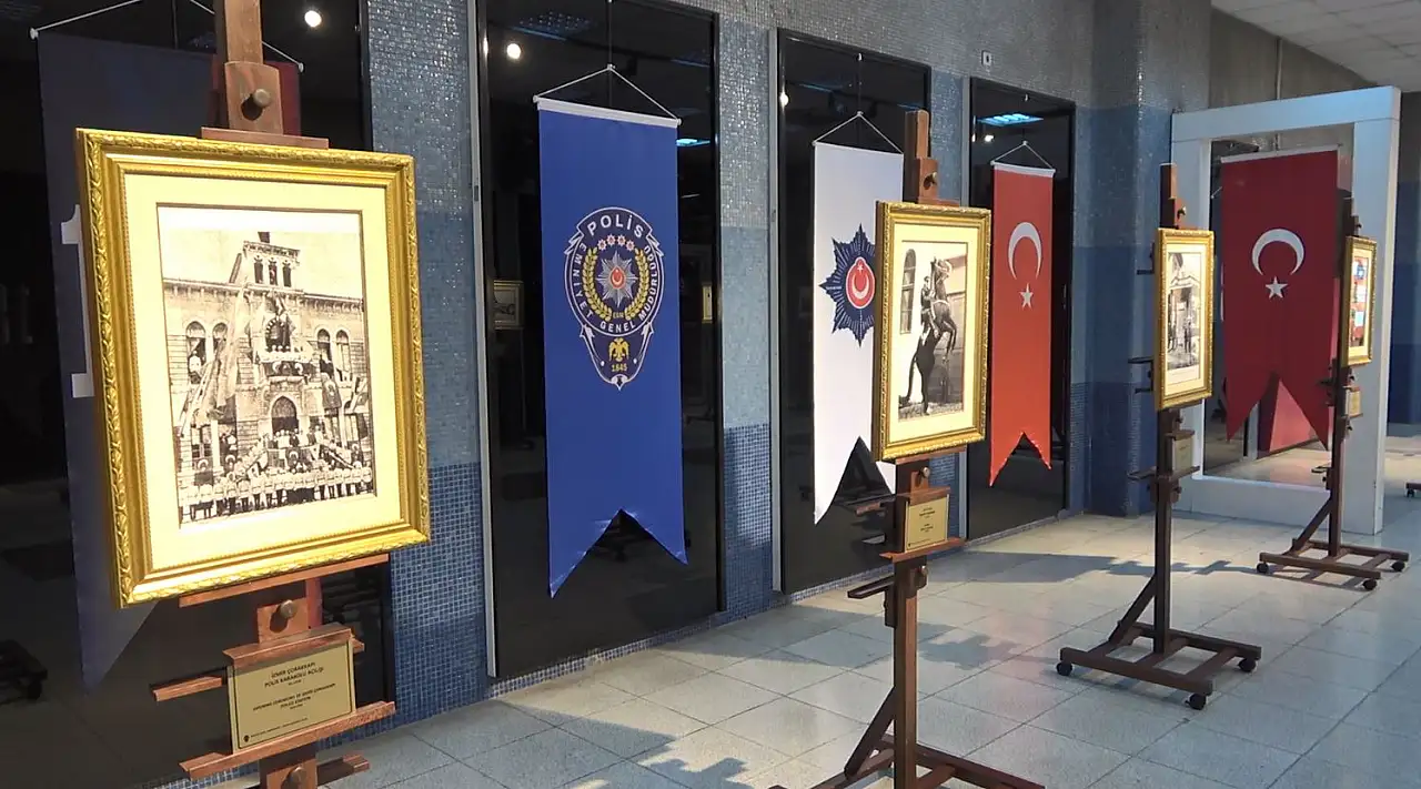 Tarihi polis kıyafetleri sergisi ilgi odağı oldu