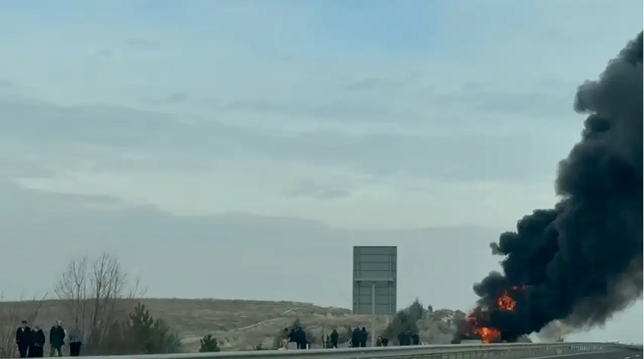 Seyir halindeki yolcu otobüsü alevlere teslim oldu: Yolcular büyük tehlike atlattı!