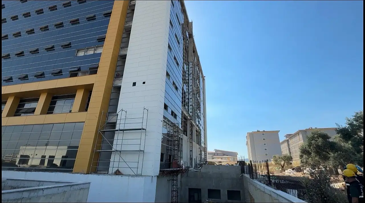 Altındaki pano çekildi, geriye dehşet dolu görüntüler kaldı