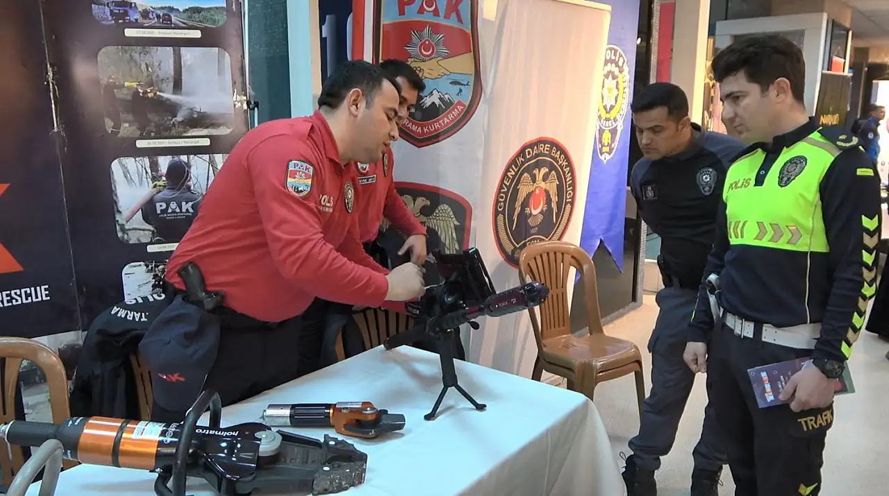 Tarihi polis kıyafetleri sergisi ilgi odağı oldu