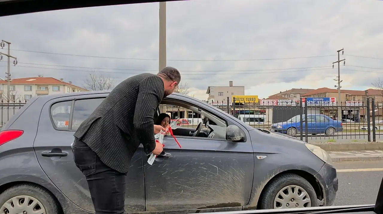 Fenomen isim tebrik edilecek hareket: Babaannesi aldı, yola koyuldu!