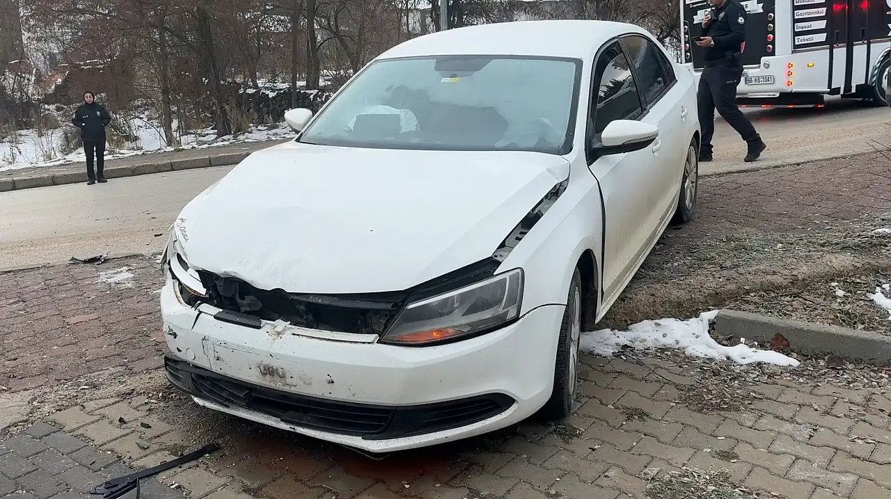 Yollarda oluşan buzlanma trafik kazalarına neden oldu