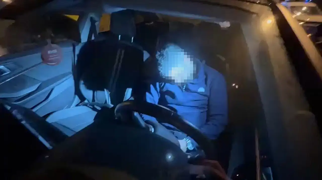 Direksiyon başında sızıp kaza yaptı, 3 saatlik uğraştan sonra cam kırılarak uyandırıldı