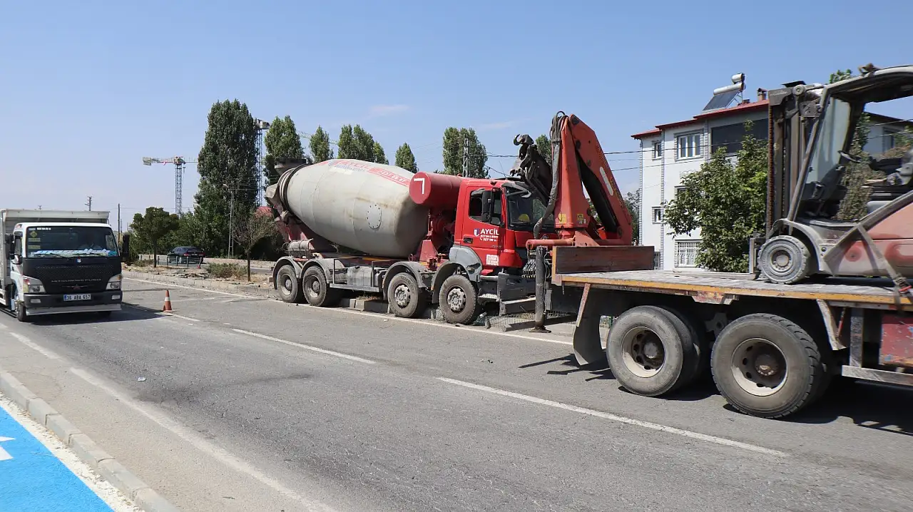 Feci kaza: Otomobil iki beton mikserinin arasında kaldı, 1'i ağır 4 yaralı