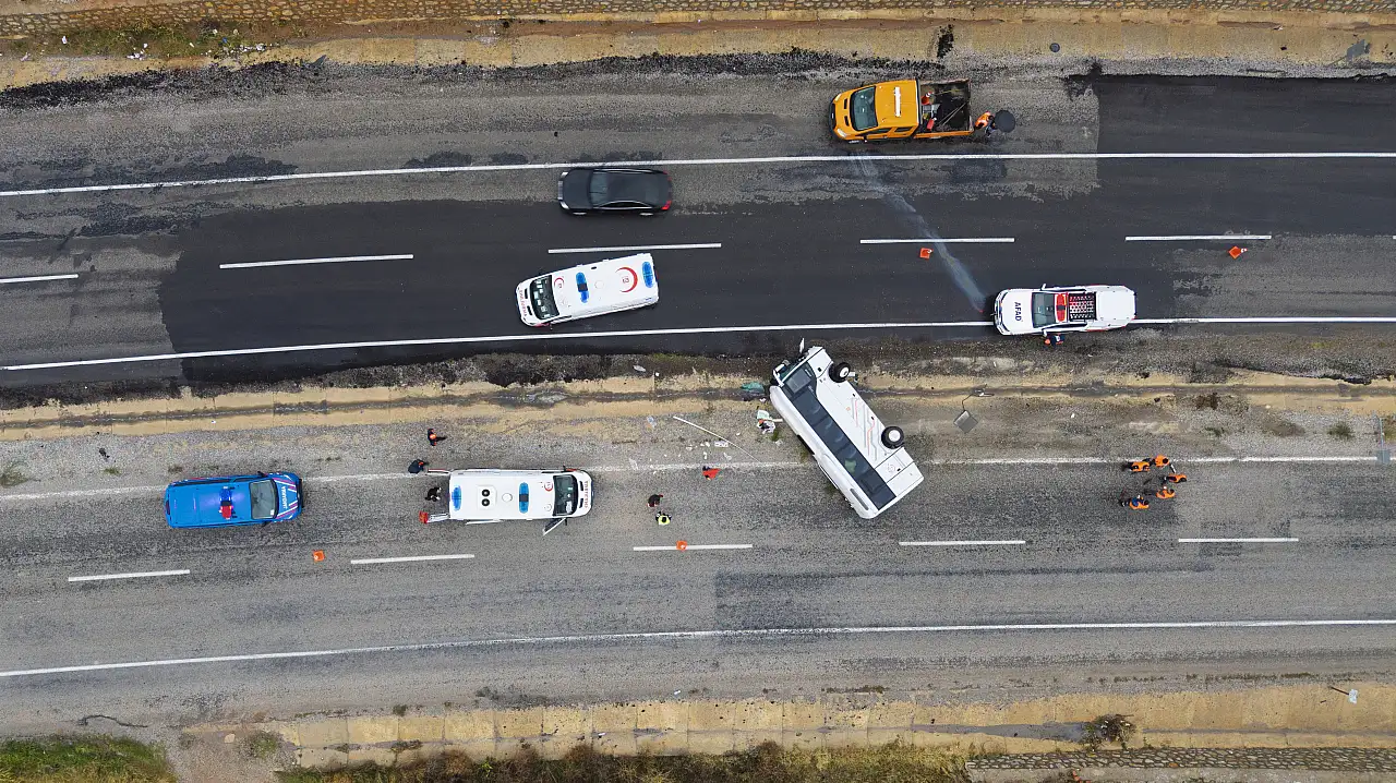 Konya yolunda işçi midibüsü devrildi! 15 yaralı