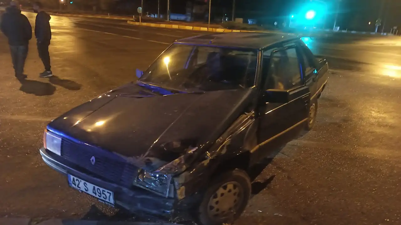 Konya' da feci kaza: Elektrik direğine çarpan araçtaki 4 kişi yaralandı