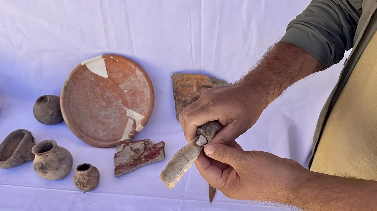 Konya'da 5 bin yıllık 'insan yüzlü' çömlek parçası gün yüzüne çıkarıldı