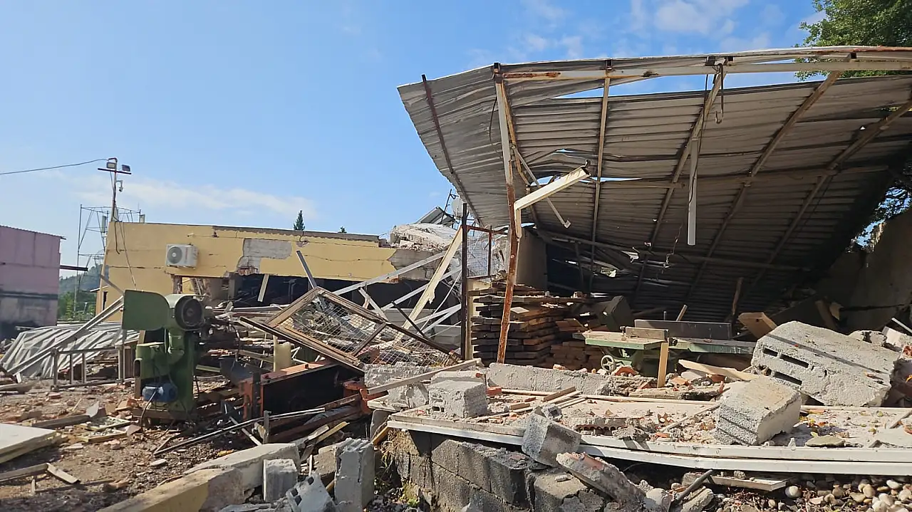 İzmir'de patlama: Bir ev yıkıldı, yaralılar var!