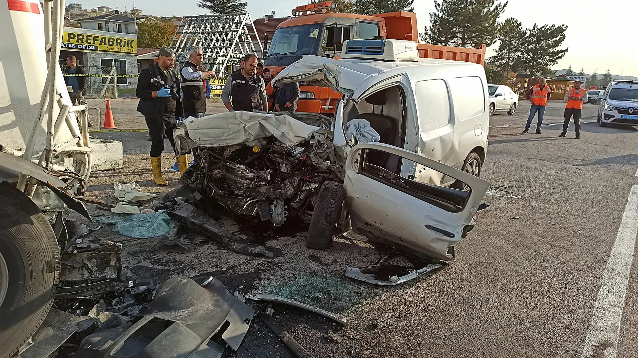 Hafif ticari araç tankere çarptı: 1'i bebek 3 ölü