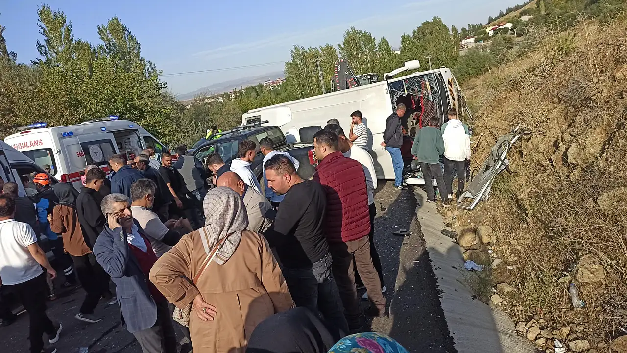 Pikapla Çarpışan Midibüs Devrildi! 1'i Ağır 12 Yaralı!