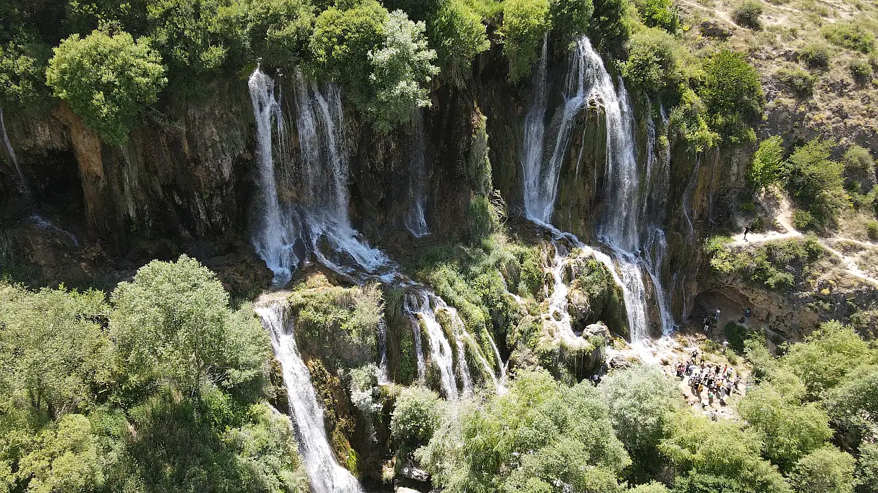 Erzincan'ın gözdesi Girlevik Şelalesi, sıcaktan bunalan turistlerin gözdesi