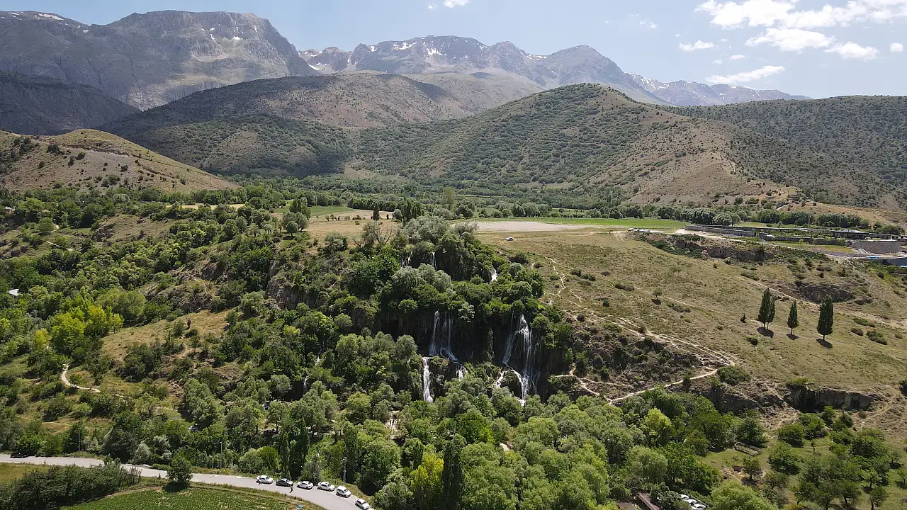 Erzincan'ın gözdesi Girlevik Şelalesi, sıcaktan bunalan turistlerin gözdesi