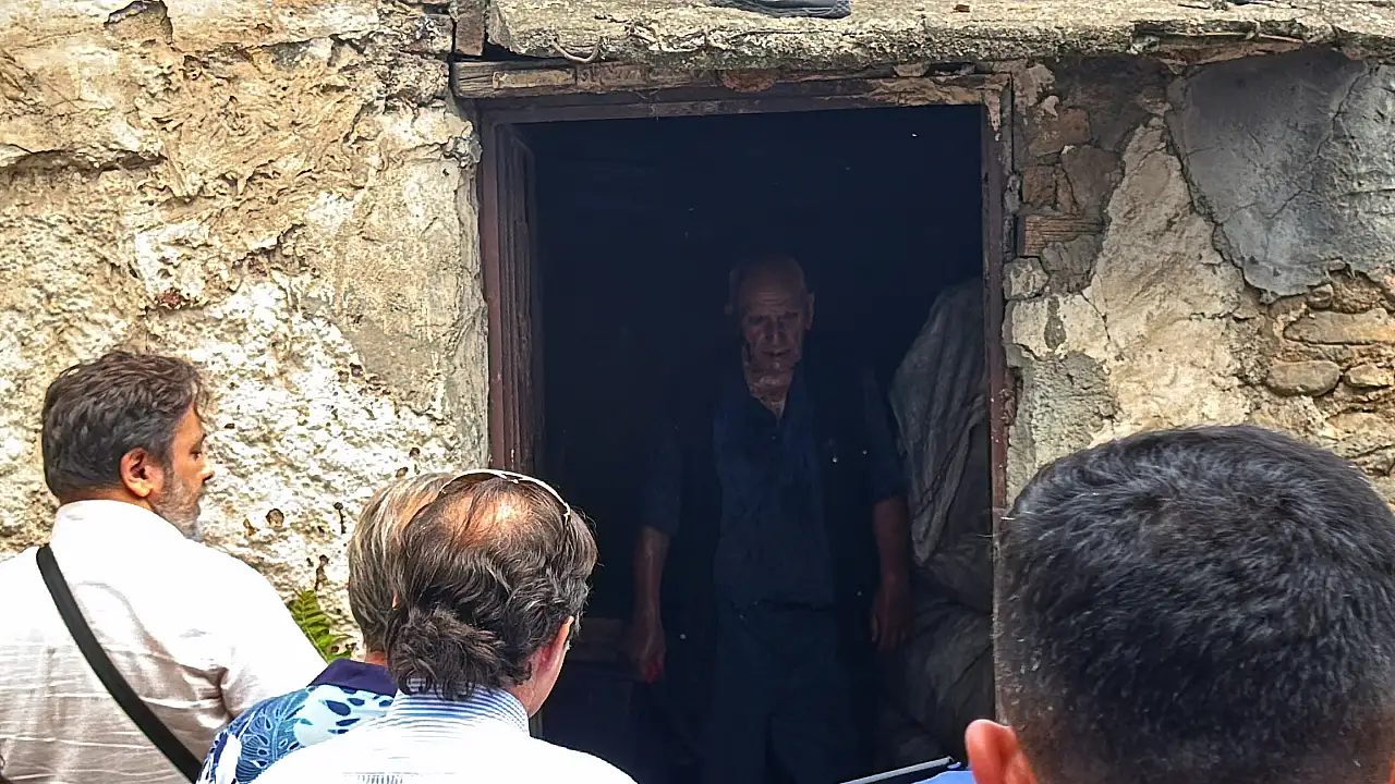 Bursa Osmangazi'de yaşlı adam, temizlik ekiplerini bıçakladı