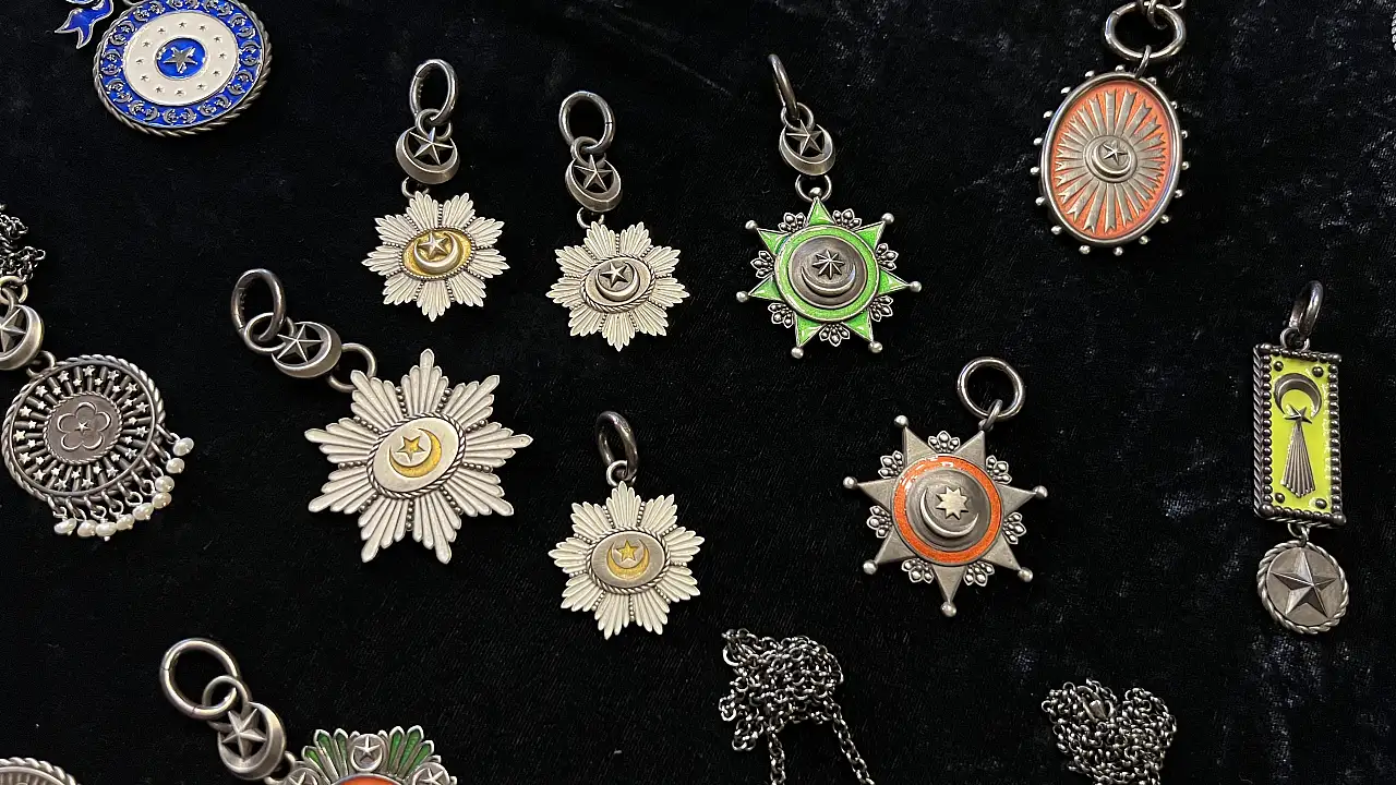 Mücevher Sanatçısı Suzi Dilara Yücel'den Özel Tasarım: 'Cumhuriyetin 100. Yılında 100 Parça Ay Yıldız'