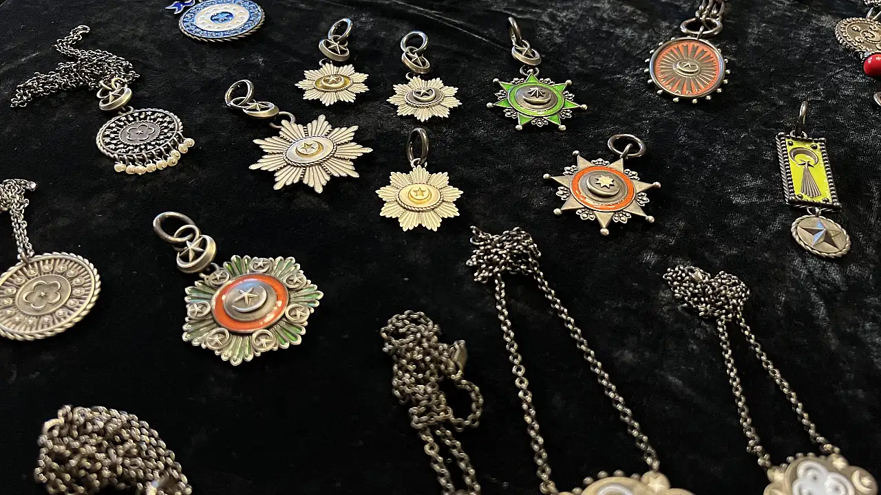 Mücevher Sanatçısı Suzi Dilara Yücel'den Özel Tasarım: 'Cumhuriyetin 100. Yılında 100 Parça Ay Yıldız'