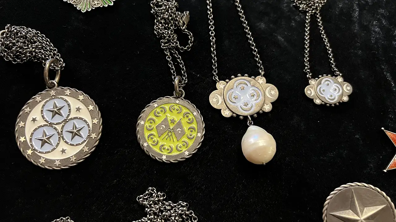 Mücevher Sanatçısı Suzi Dilara Yücel'den Özel Tasarım: 'Cumhuriyetin 100. Yılında 100 Parça Ay Yıldız'