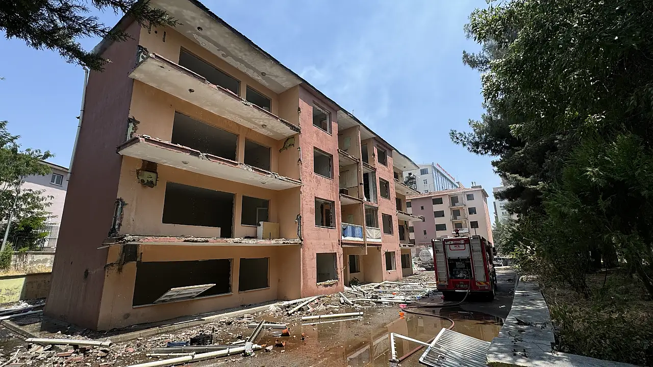 Binanın çatısında yangın çıktı