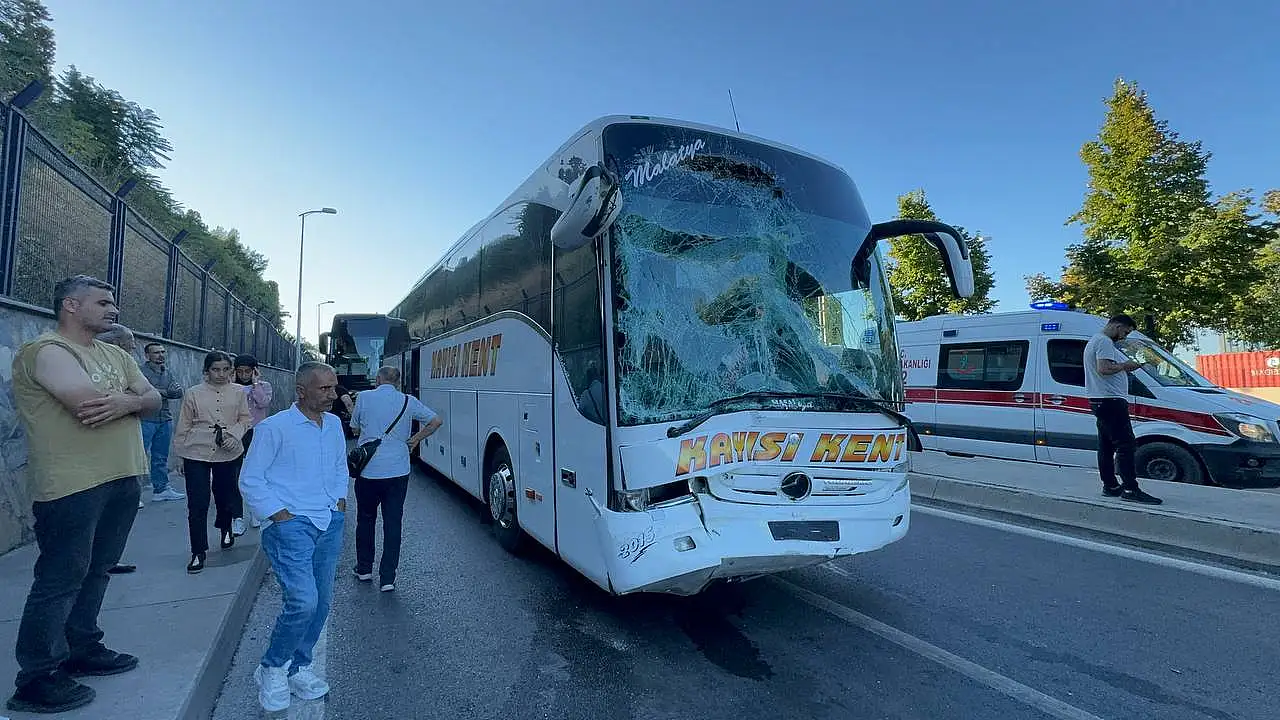 Şehirlerarası yolcu otobüsü İETT otobüsüne çarptı