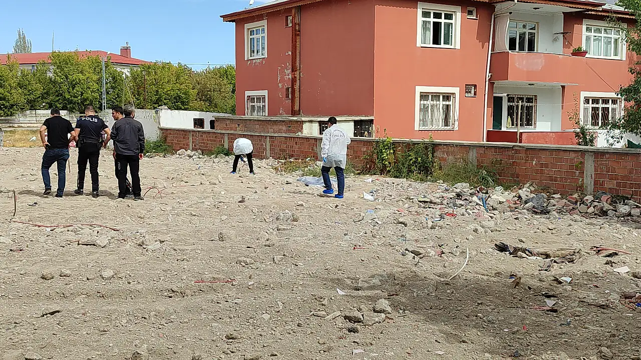 Önce kız arkadaşını sonra kendini öldürdü!