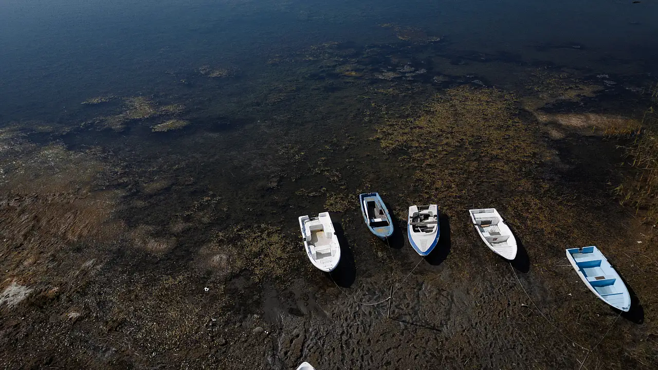 Su 17 metre çekildi, kayıklar karaya oturdu!