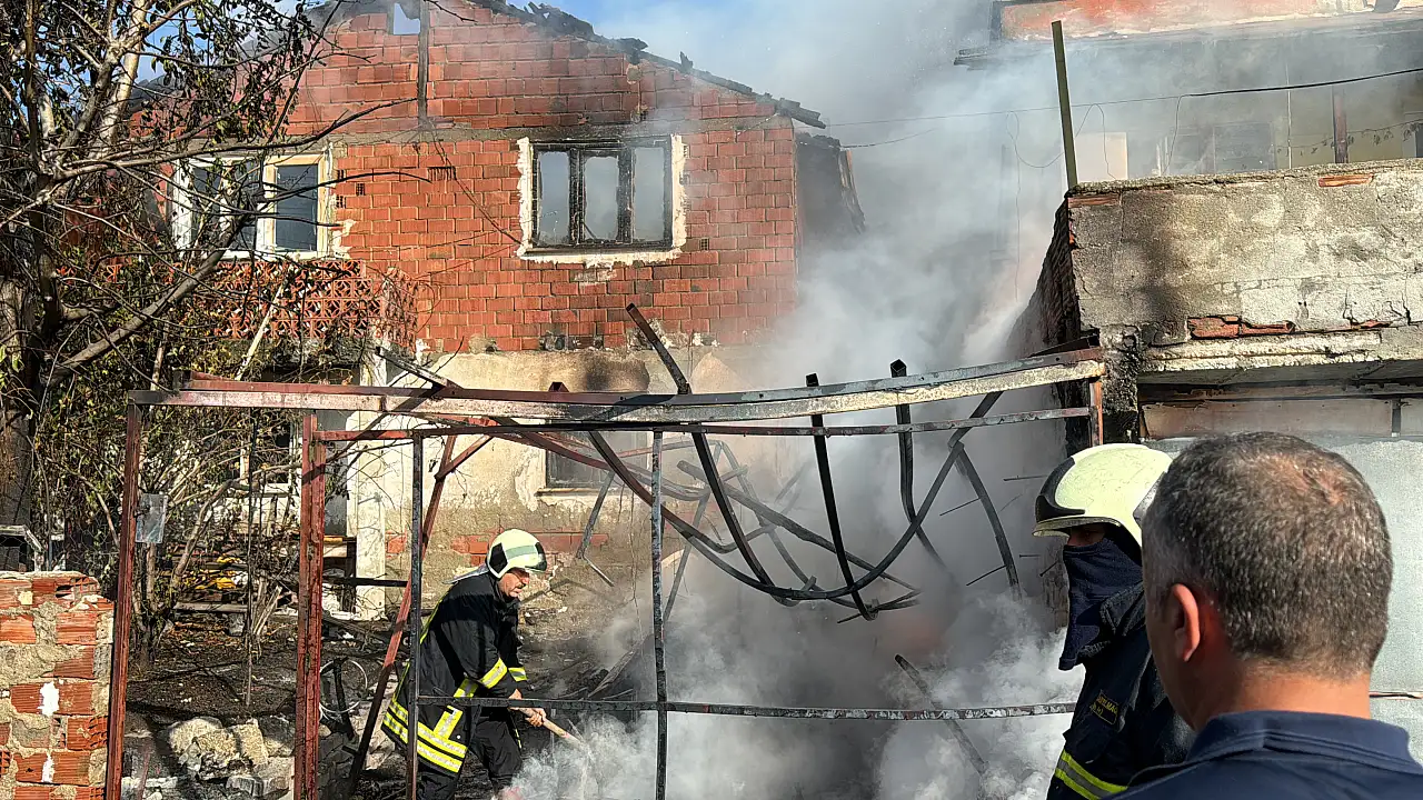 Yangın çıktı: 2 ev yandı