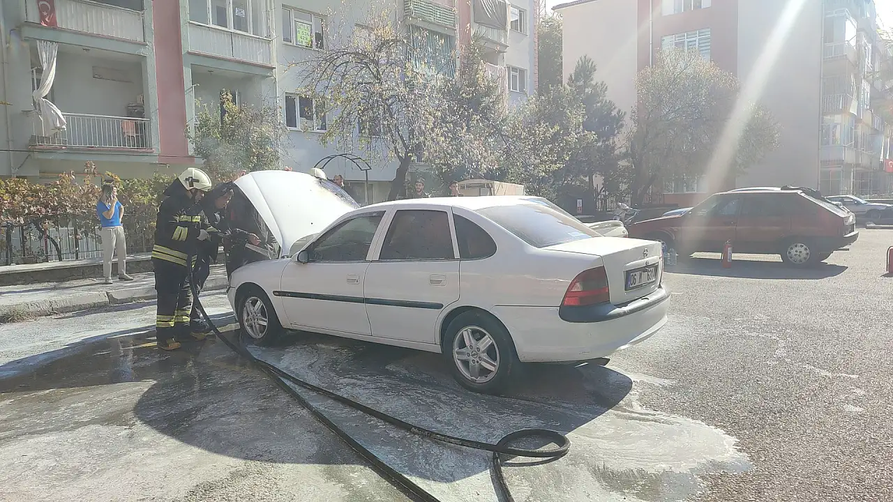 Konya'da park halindeki araba yandı!
