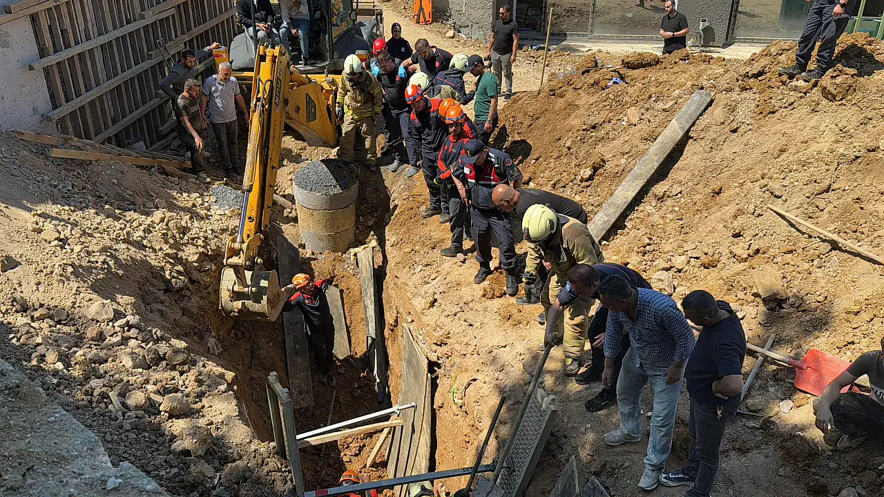 İnşaat alanında 2 işçi göçük altında kaldı biri yaralı kurtarıldı