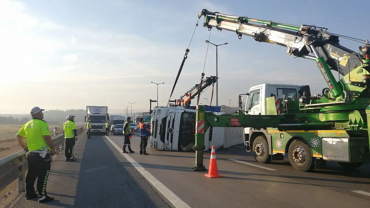 Tır devrildi sürücüsü yaralandı