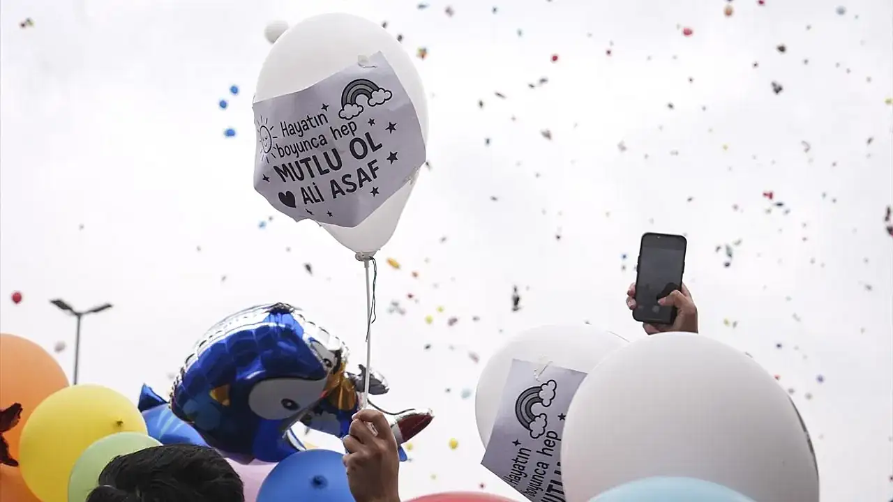 Binlerce kişi kanseri yenenAli Asaf için balon uçurdu!