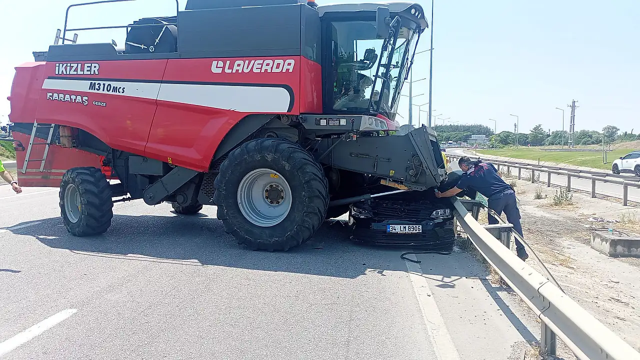 Biçerdöverle otomobil çarpıştı: 2 kişi yaralandı