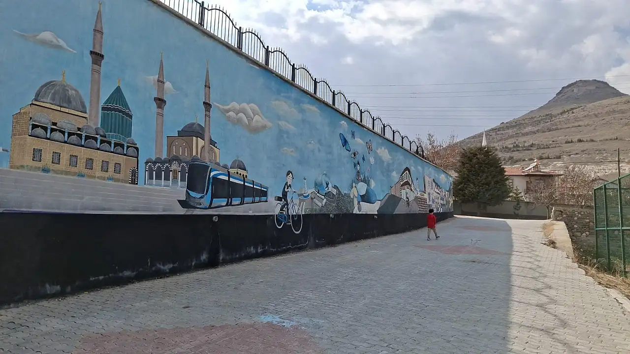 Konya'nın okulları sanatla renkleniyor: NEÜ öğrencileri duvarlara hayat veriyor