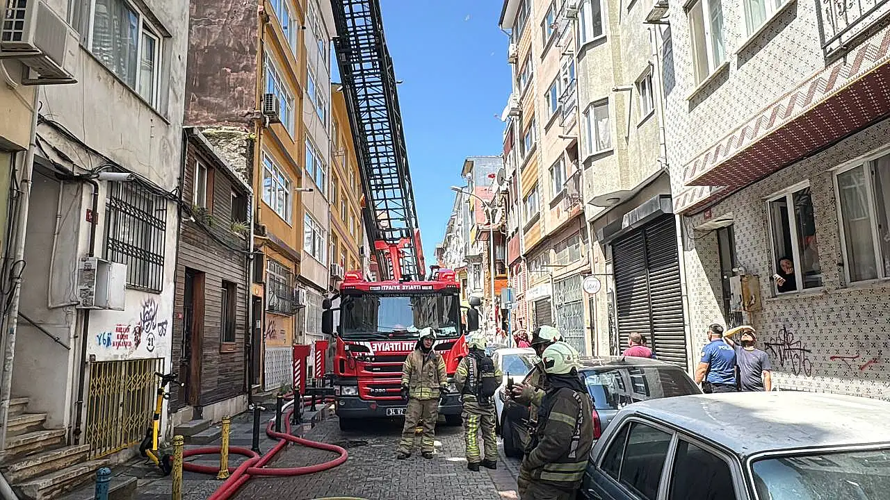 5 katlı binanın çatısında yangın çıktı