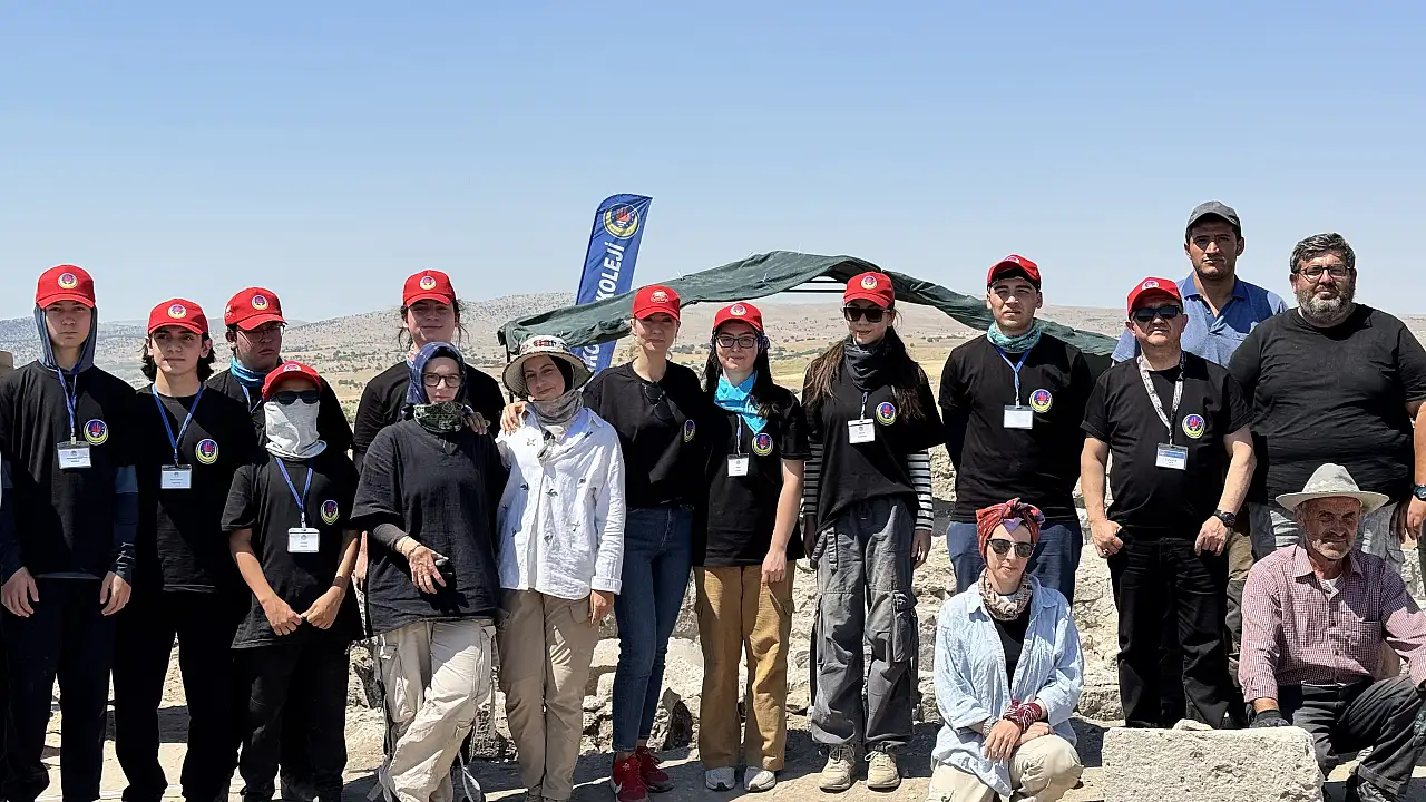 Konya'da lise öğrencileri yaz tatilinde arkeoloji kazısı yapıyor