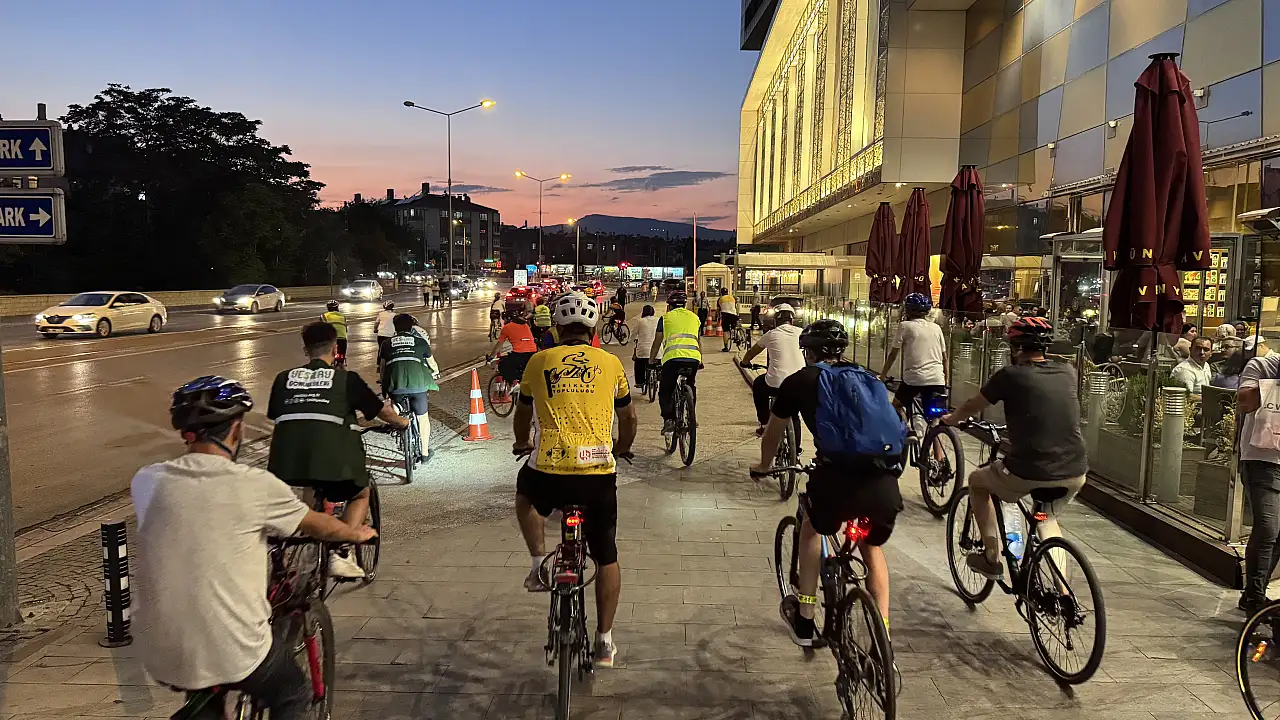 Konya'da kadın bisikletçiler orman yangınlarına dikkat çekti