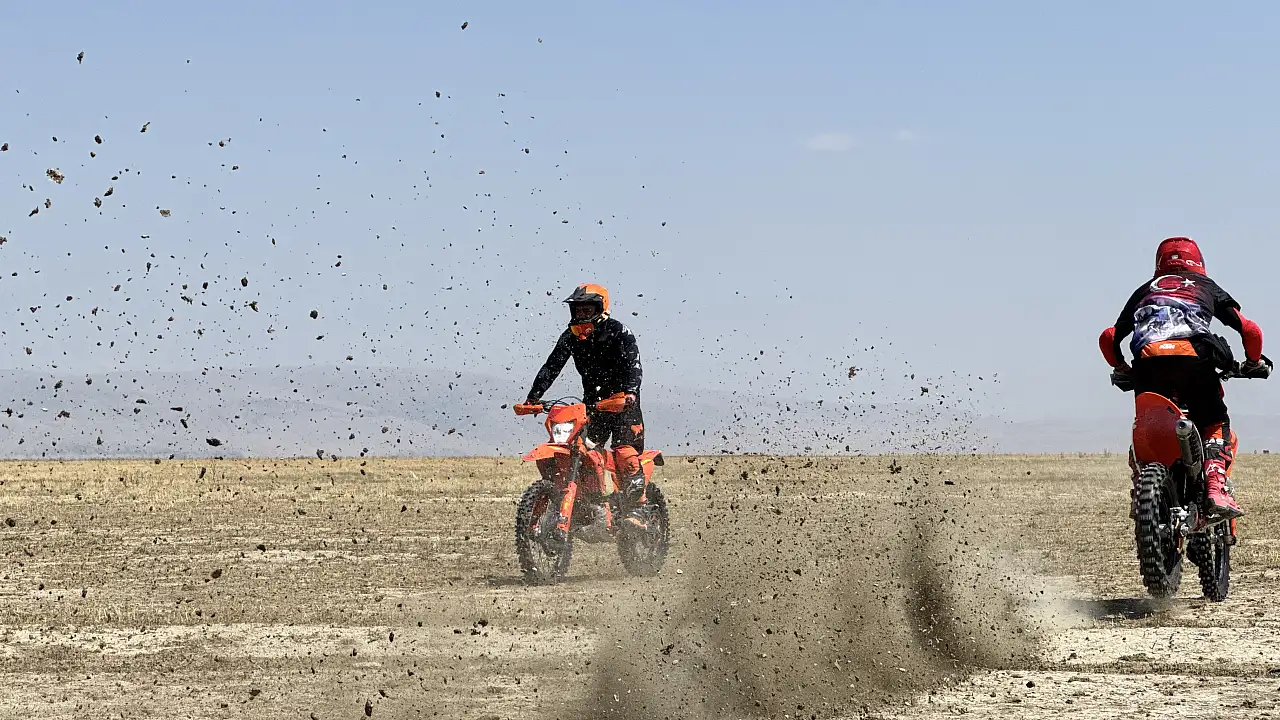 Motosiklet sporcuları kuruyan Akşehir Gölü'nde kuraklığa dikkat çekti