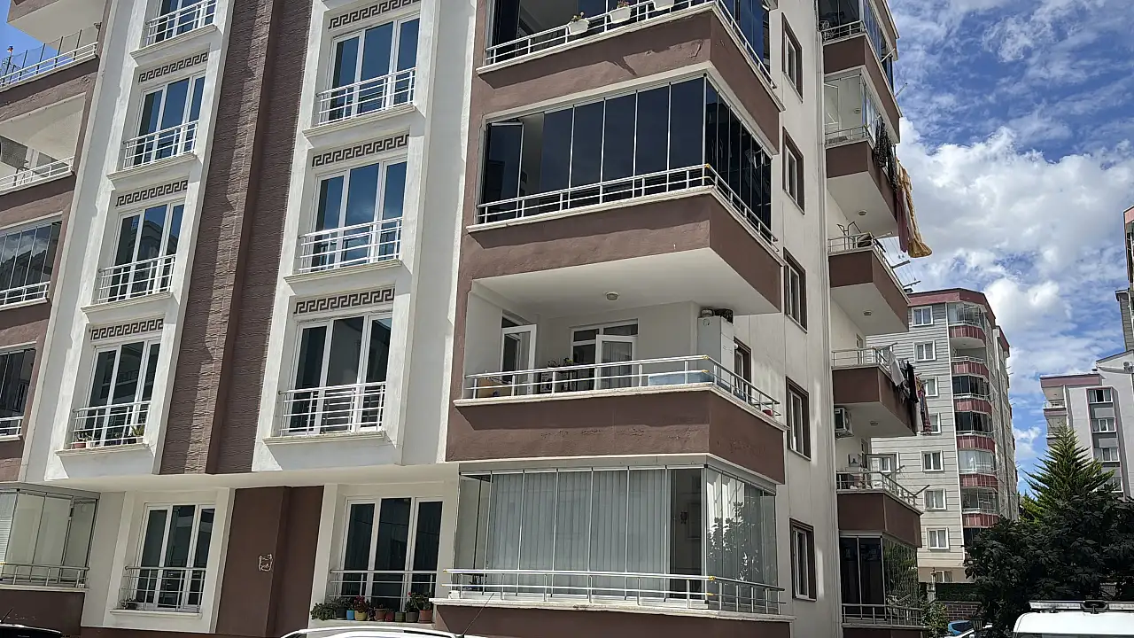 Perde takarken camdan düştü hastaneye kaldırıldı