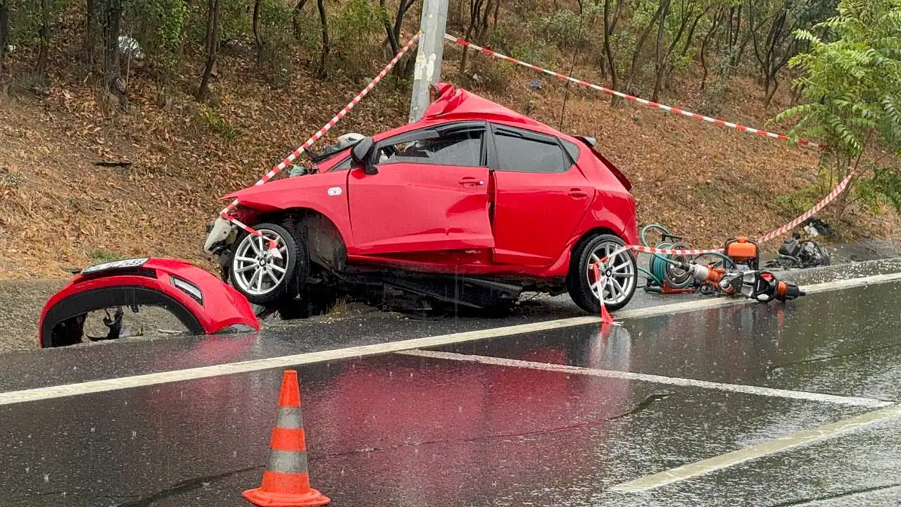 Aydınlatma direğine çarptı hayatını kaybetti