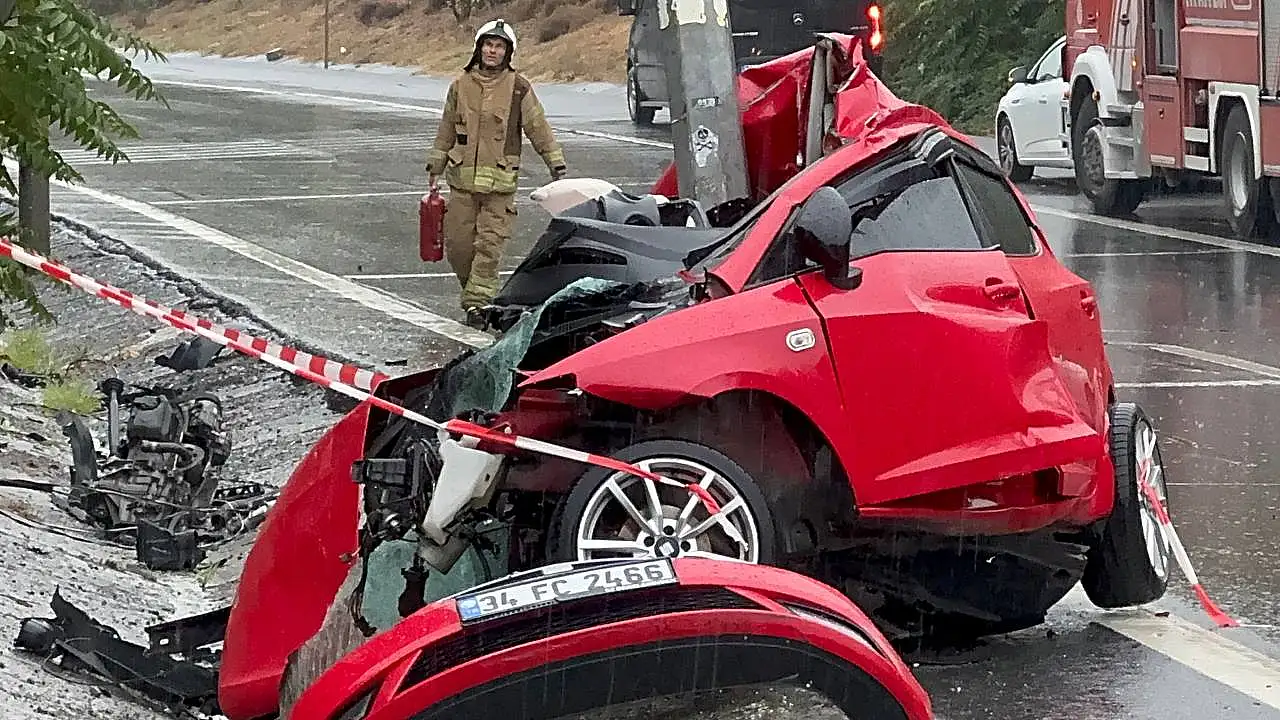 Aydınlatma direğine çarptı hayatını kaybetti