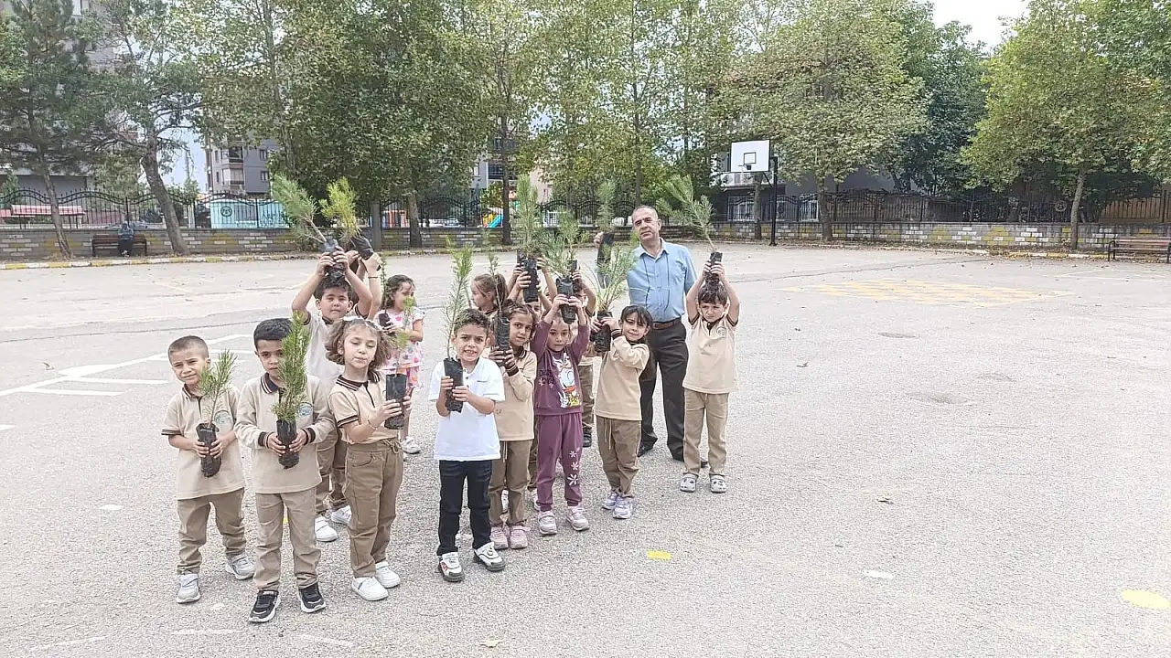 Seydişehir'de öğrencilere 450 fidan dağıtıldı