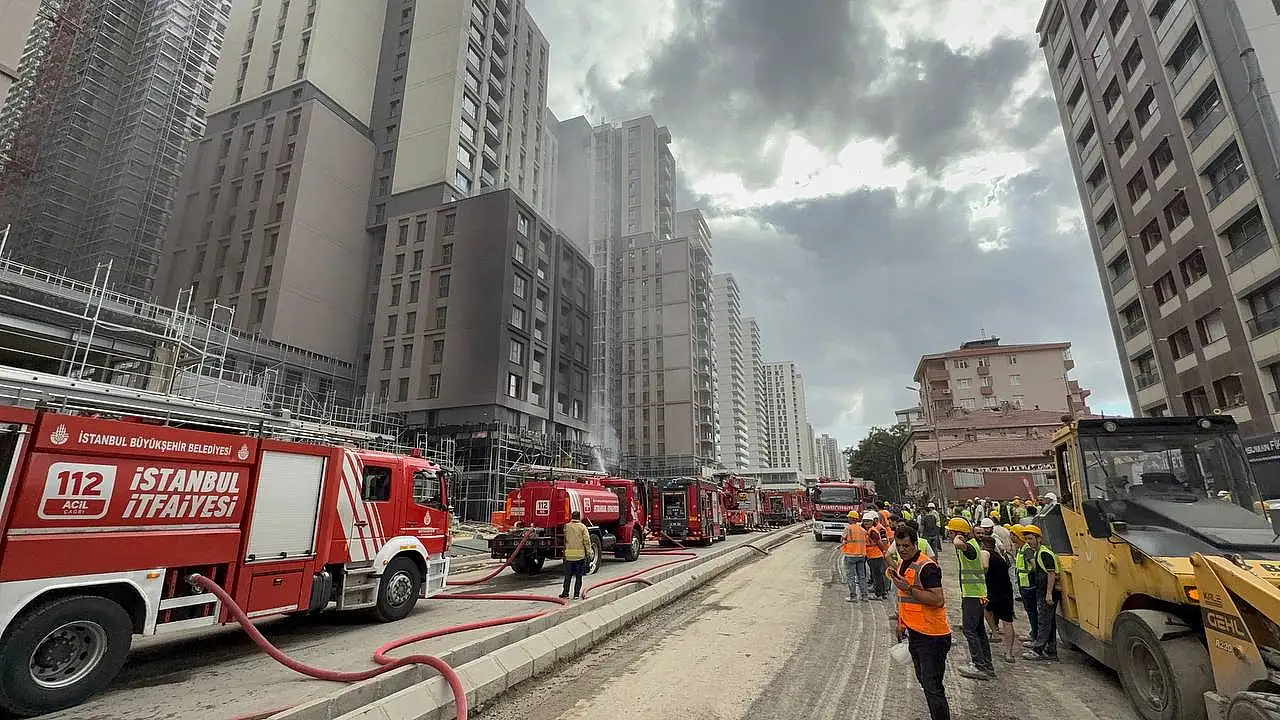 İnşaat halindeki 12 katlı binada yangın çıktı