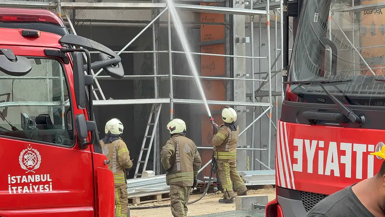 İnşaat halindeki 12 katlı binada yangın çıktı