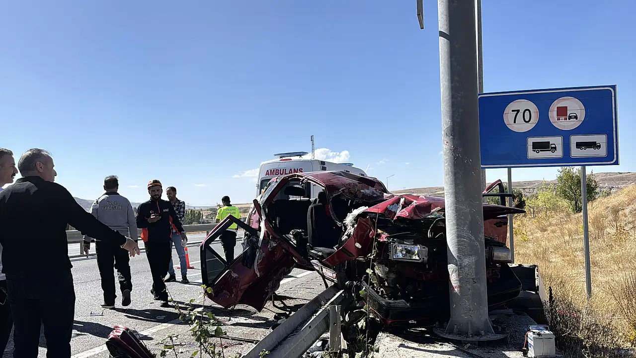 Otomobil ile hafif ticari araç çarpıştı: Ortalık can pazarına döndü