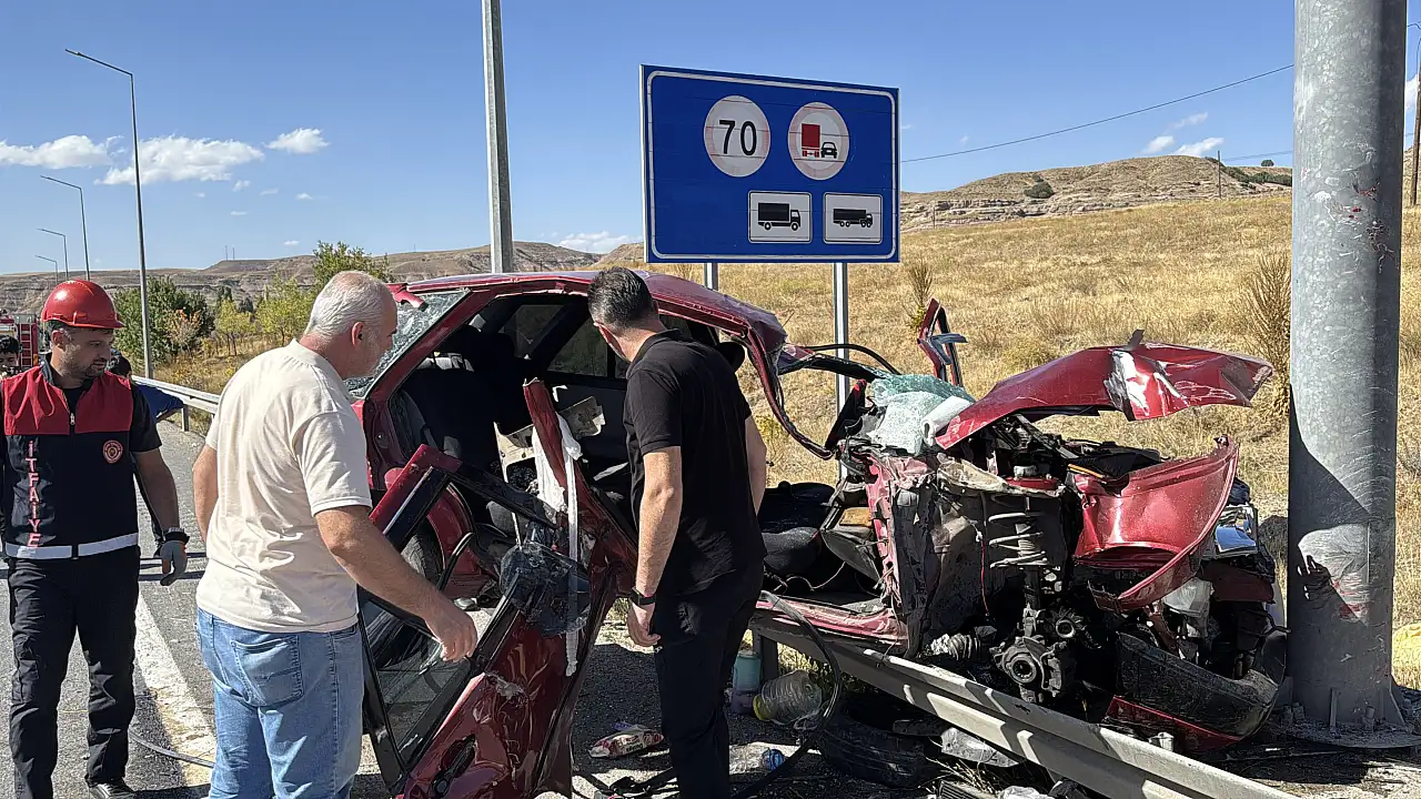 Otomobil ile hafif ticari araç çarpıştı: Ortalık can pazarına döndü