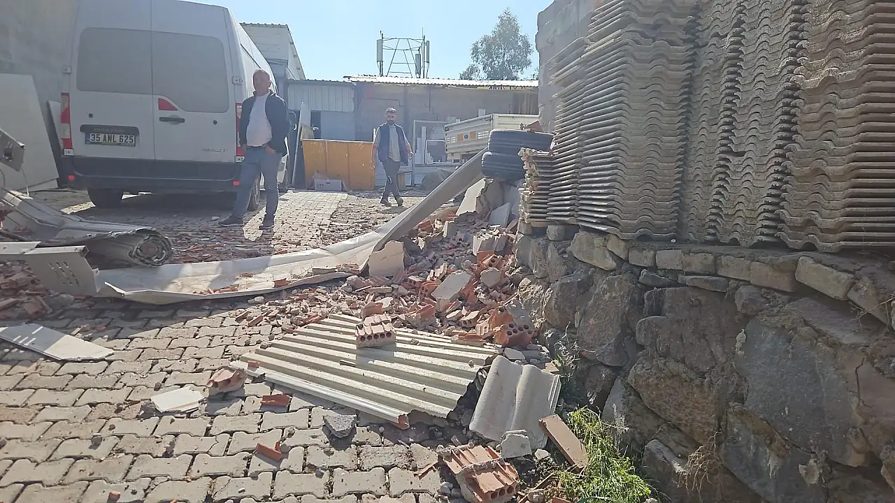 İzmir'de patlama: Bir ev yıkıldı, yaralılar var!